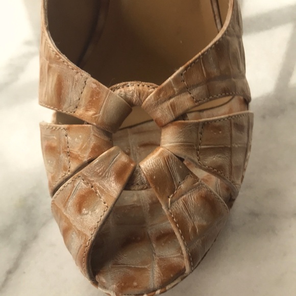 Chic leather sling back, with a European feel.Purchased at Harrods London - Picture 4 of 6